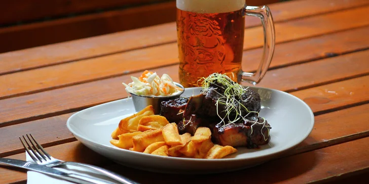 600 g kuřecích křídel neb žeber a k tomu hranolky nebo i pivo Radegast