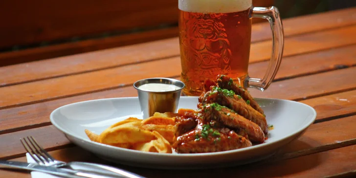 600 g kuřecích křídel neb žeber a k tomu hranolky nebo i pivo Radegast