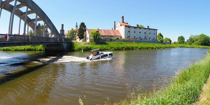 Pronájem kajutové lodi Juliette na Baťově kanálu až pro 5 osob