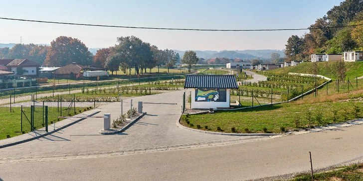 Chorvatské termály Jezerčica: mobilní domky pro 6 osob a vstupy do aquaparku s 8 bazény