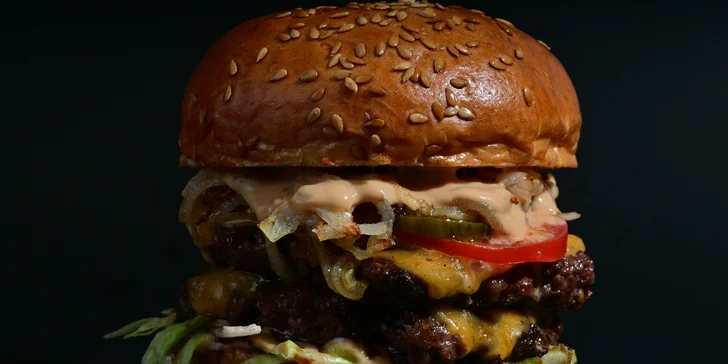 Burger podle výběru ze 2 druhů, hranolky a salát pro 1 či 2 osoby