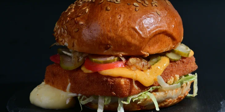 Burger podle výběru ze 2 druhů, hranolky a salát pro 1 či 2 osoby