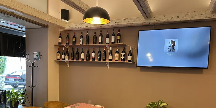 Těstoviny nebo pizza dle výběru v italské restauraci s výhledem na Petřín