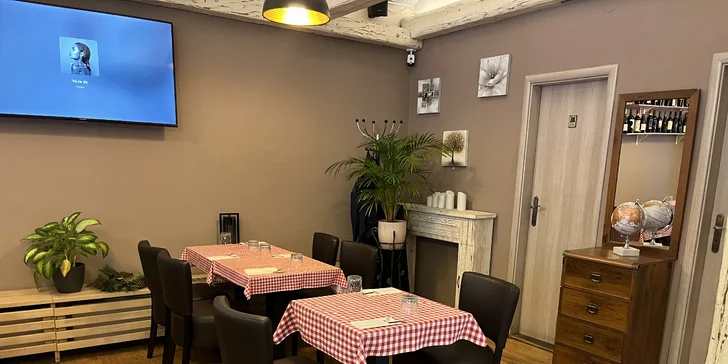 Těstoviny nebo pizza dle výběru v italské restauraci s výhledem na Petřín