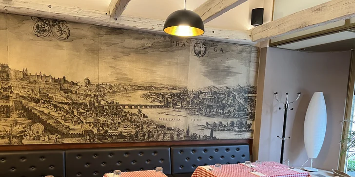 Těstoviny nebo pizza dle výběru v italské restauraci s výhledem na Petřín