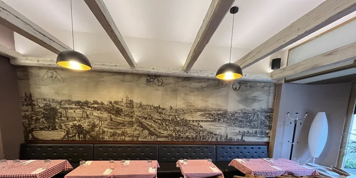 Těstoviny nebo pizza dle výběru v italské restauraci s výhledem na Petřín