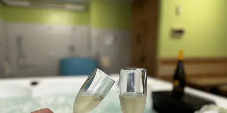 2 hod. privátní finské sauny a vířivky s láhví prosecca pro 2 osoby
