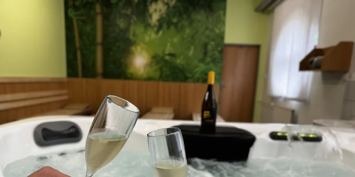 2 hod. privátní finské sauny a vířivky s láhví prosecca pro 2 osoby
