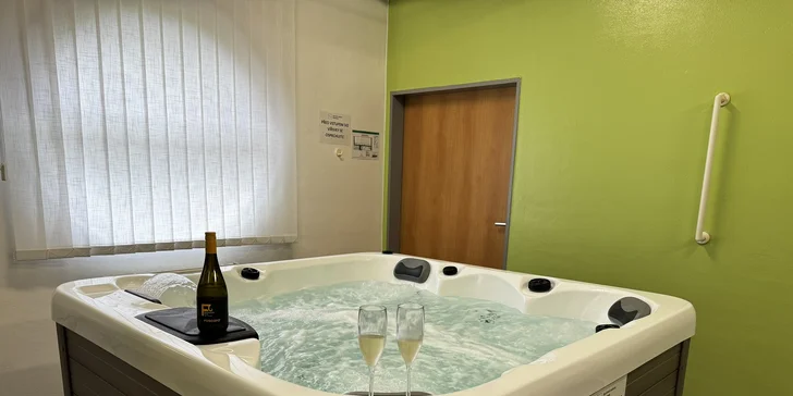 2 hod. privátní finské sauny a vířivky s láhví prosecca pro 2 osoby