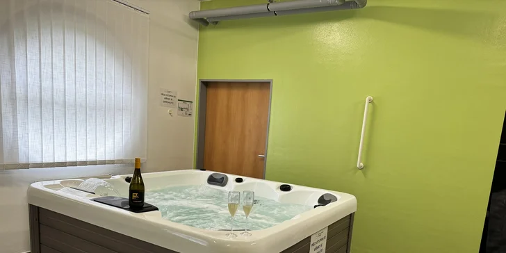 2 hod. privátní finské sauny a vířivky s láhví prosecca pro 2 osoby