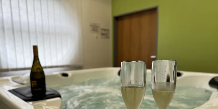 2 hod. privátní finské sauny a vířivky s láhví prosecca pro 2 osoby
