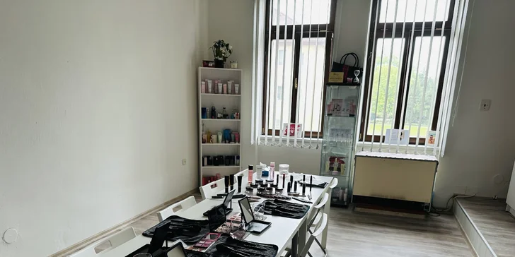 Kurz líčení s vizážistkou pro 1 nebo 2 osoby, na výběr kurz včetně balíčku s kosmetikou