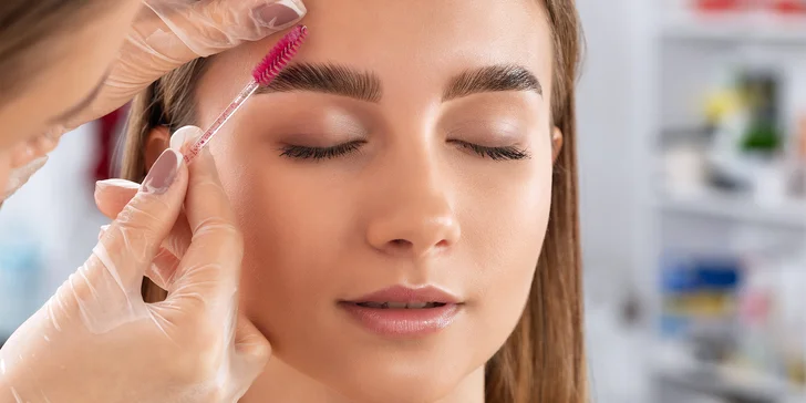 Pro okouzlující pohled: úprava a laminace obočí nebo lash lifting včetně barvení