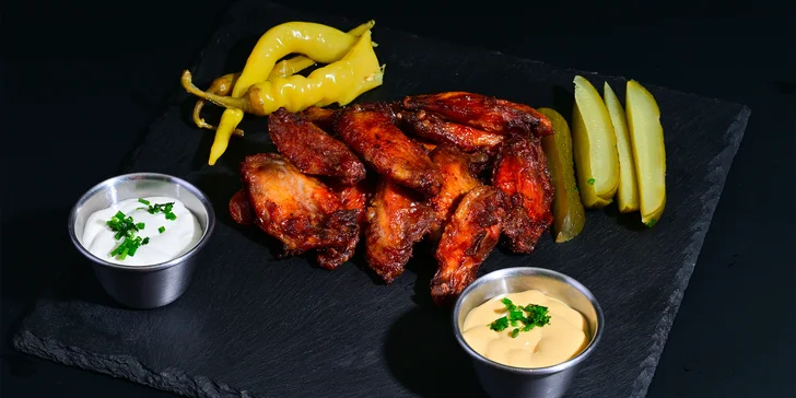 500 či 1 000 g BBQ nebo marinovaných kuřecích křídel a cibulové kroužky