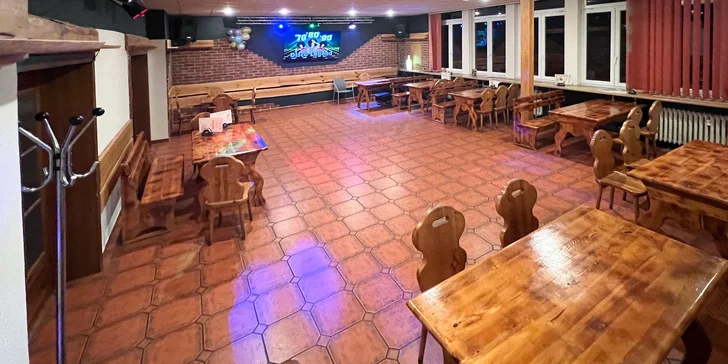 500 či 1 000 g BBQ nebo marinovaných kuřecích křídel a cibulové kroužky