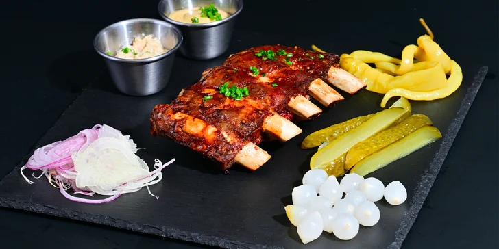 500 či 1000 g marinovaných žeber, hranolky, salátek a omáčky dle výběru