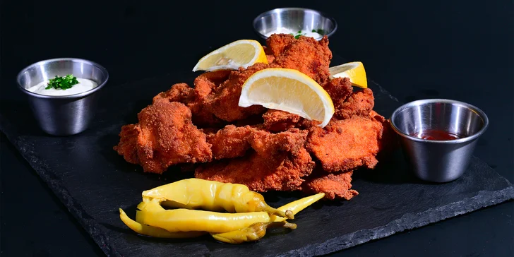 Kuřecí stripsy o váze 0,5 nebo 1 kg, hranolky, omáčky a zeleninový salátek