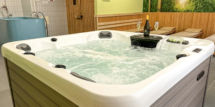 2 hod. privátní finské sauny a vířivky s láhví prosecca pro 2 osoby