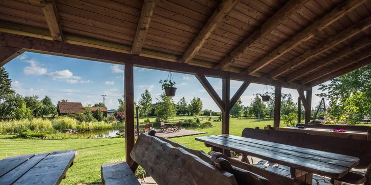 Apartmány u Jindřichova Hradce: koupací jezírko, posezení u ohniště,pestré vybavení na sport i hry