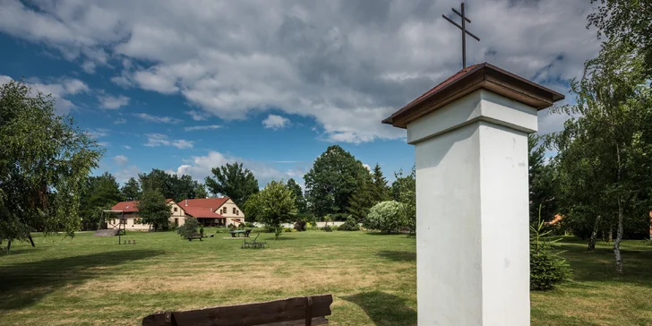 Apartmány u Jindřichova Hradce: koupací jezírko, posezení u ohniště,pestré vybavení na sport i hry