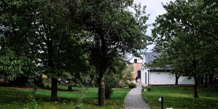 Glampingové stany s vlastní terasou v oblíbeném wellness resortu