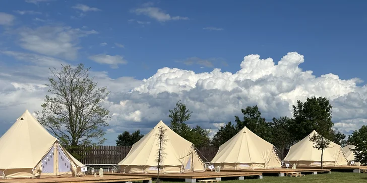 Glampingové stany s vlastní terasou v oblíbeném wellness resortu