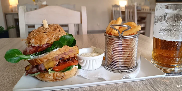 Burger podle výběru a hranolky pro 1 nebo 2 osoby: slaninový, kuřecí i double