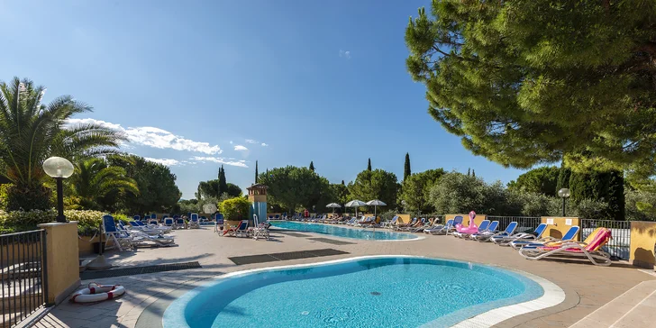 Mobilní domky u Lago di Garda: neomezeně bazén, možnost polopenze i animační program