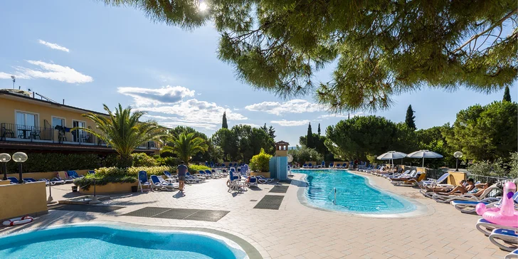 Mobilní domky u Lago di Garda: neomezeně bazén, možnost polopenze i animační program
