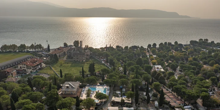 Mobilní domky u Lago di Garda: neomezeně bazén, možnost polopenze i animační program
