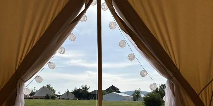 Glampingové stany s vlastní terasou v oblíbeném wellness resortu