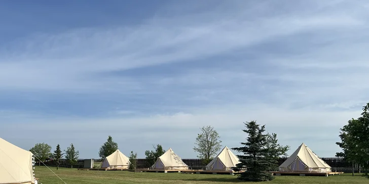 Glampingové stany s vlastní terasou v oblíbeném wellness resortu