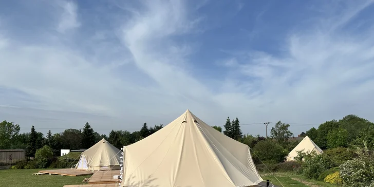 Glampingové stany s vlastní terasou v oblíbeném wellness resortu