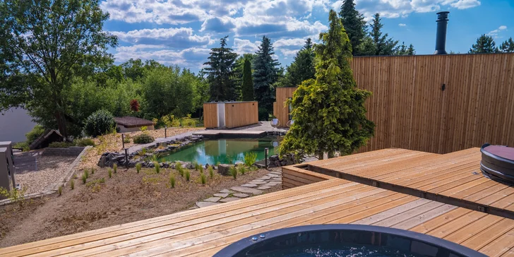 Glampingové stany s vlastní terasou v oblíbeném wellness resortu