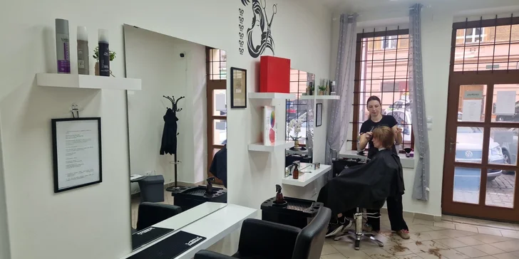 Dámský střih pro všechny délky vlasů s foukanou a závěrečným stylingem