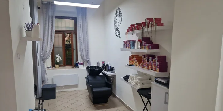Dámský střih pro všechny délky vlasů s foukanou a závěrečným stylingem