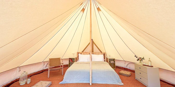 Glampingové stany s vlastní terasou v oblíbeném wellness resortu