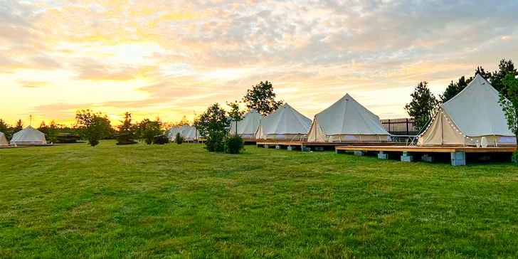 Glampingové stany s vlastní terasou v oblíbeném wellness resortu