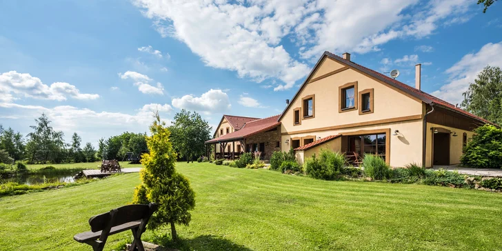 Apartmány u Jindřichova Hradce: koupací jezírko, posezení u ohniště,pestré vybavení na sport i hry