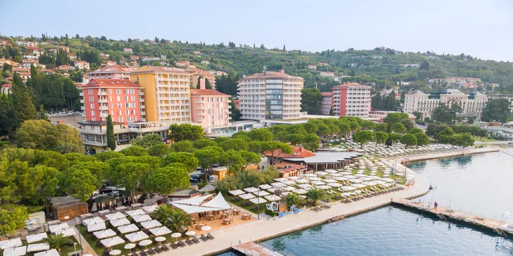 4* dovolená v Portoroži: hotel se soukromou pláží, polopenzí a bazény