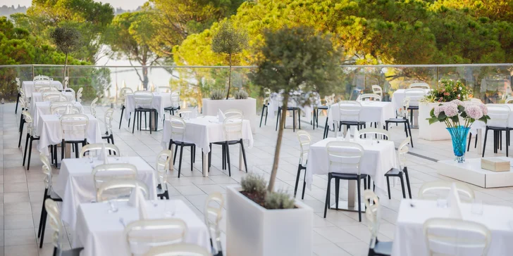 4* dovolená v Portoroži: hotel se soukromou pláží, polopenzí a bazény