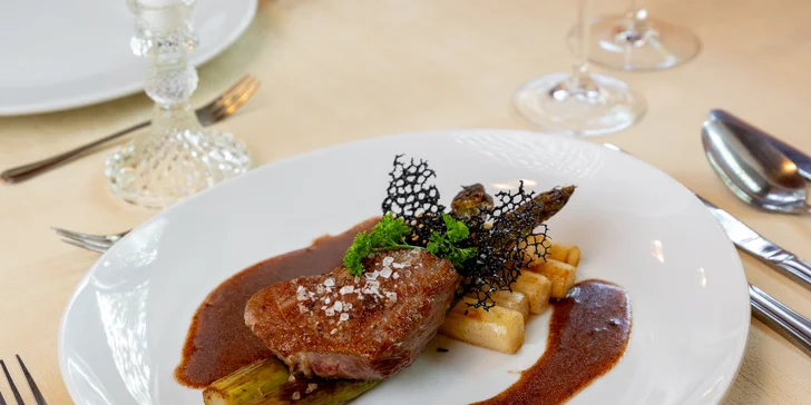 Pětichodové menu pro dva: roastbeef, luxusní steak, dezert i romantická výzdoba