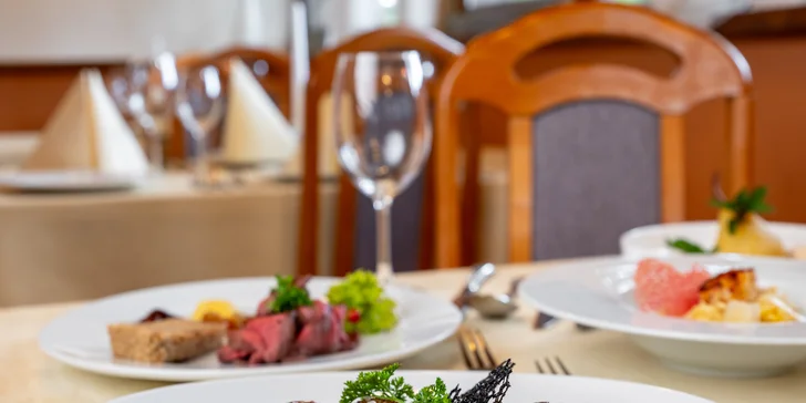 Pětichodové menu pro dva: roastbeef, luxusní steak, dezert i romantická výzdoba