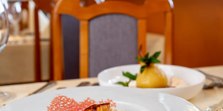 Pětichodové menu pro dva: roastbeef, luxusní steak, dezert i romantická výzdoba