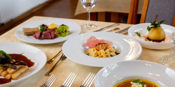 Pětichodové menu pro dva: roastbeef, luxusní steak, dezert i romantická výzdoba