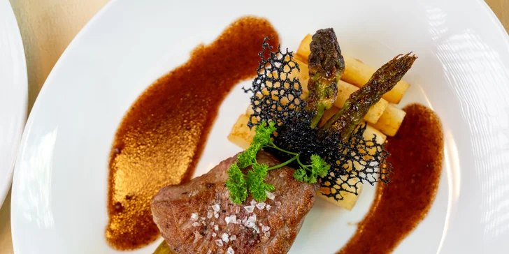 Pětichodové menu pro dva: roastbeef, luxusní steak, dezert i romantická výzdoba