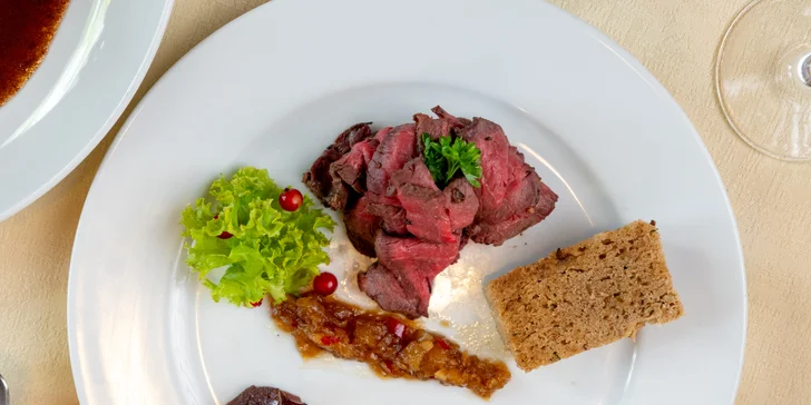 Pětichodové menu pro dva: roastbeef, luxusní steak, dezert i romantická výzdoba