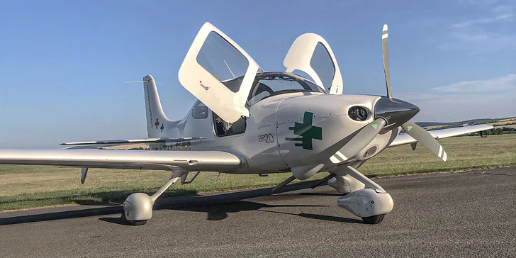Vyhlídkový let v letadle Cirrus SR20 nad „zakázanou přehradou“ u Vyškova nebo nad Macochou a okolím