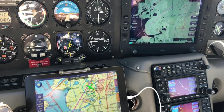 Vyhlídkový let v letadle Cirrus SR20 nad „zakázanou přehradou“ u Vyškova nebo nad Macochou a okolím