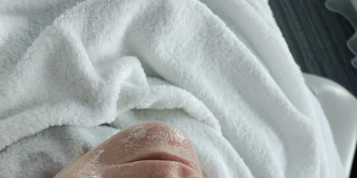 Kosmetické ošetření s ultrazvukovou špachtlí, chemický peeling či omlazující mezoterapie